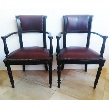 Pair of English leather armchairs of the 19th century