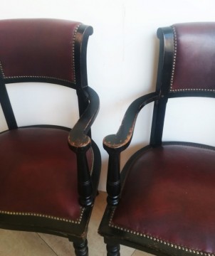 Pair of English leather armchairs of the 19th century