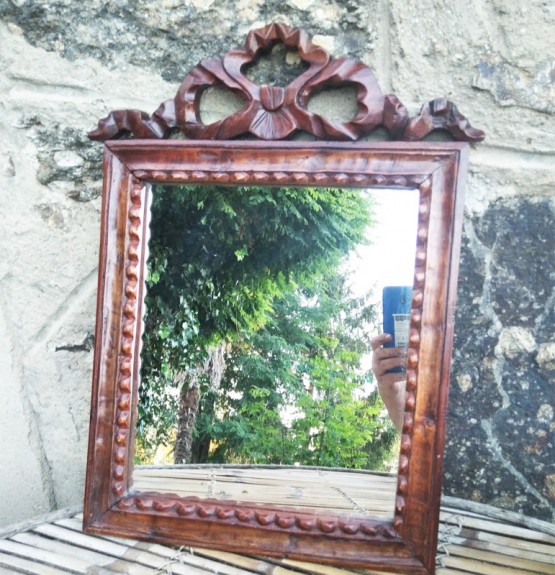 Espejo de Madera con  Cornucopia Tallado a Mano