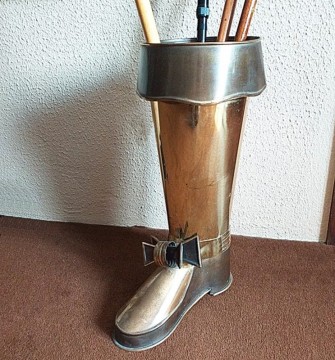 Paraguero en Forma de Bota Estilo Mosquetero