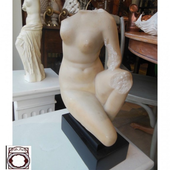 Escultura figura femenina